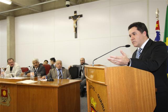 Squassoni utiliza a tribuna em sua primeira sessão após a posse